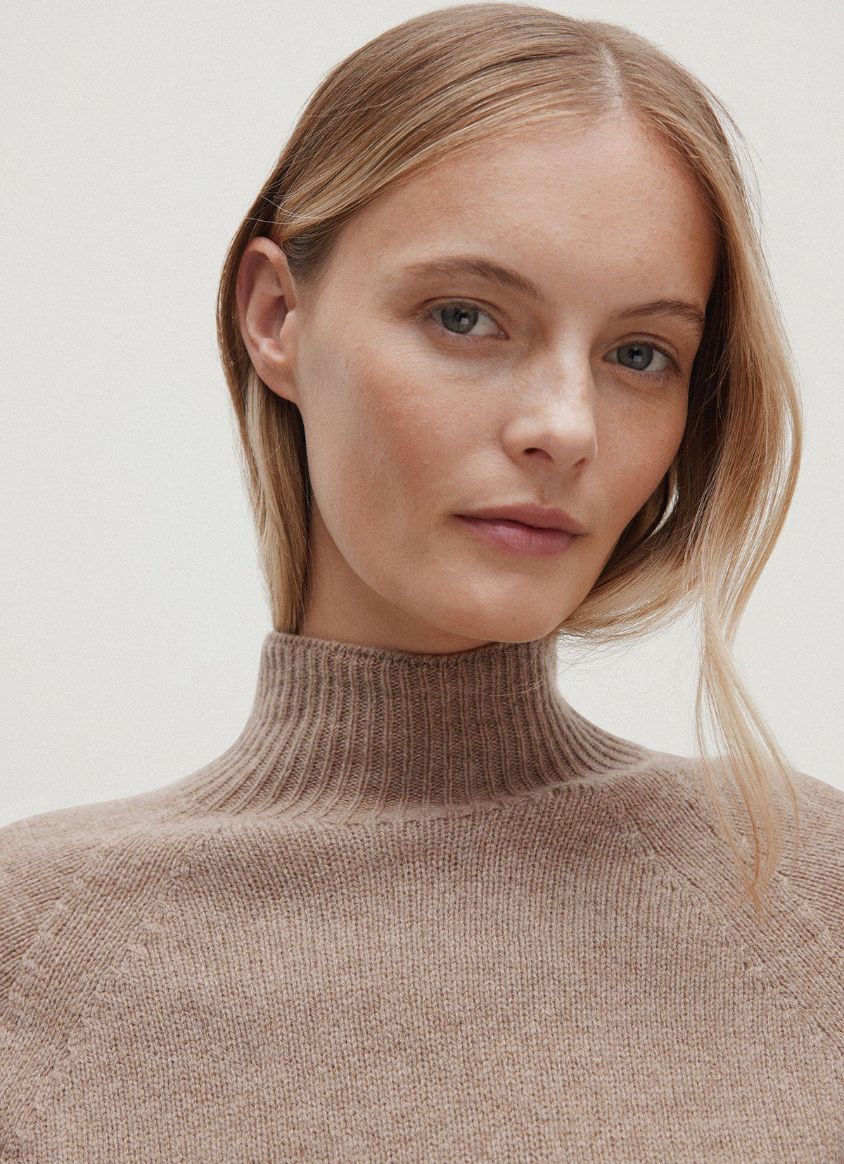 Women's Lambswool Funnel Neck Jumper in Mink