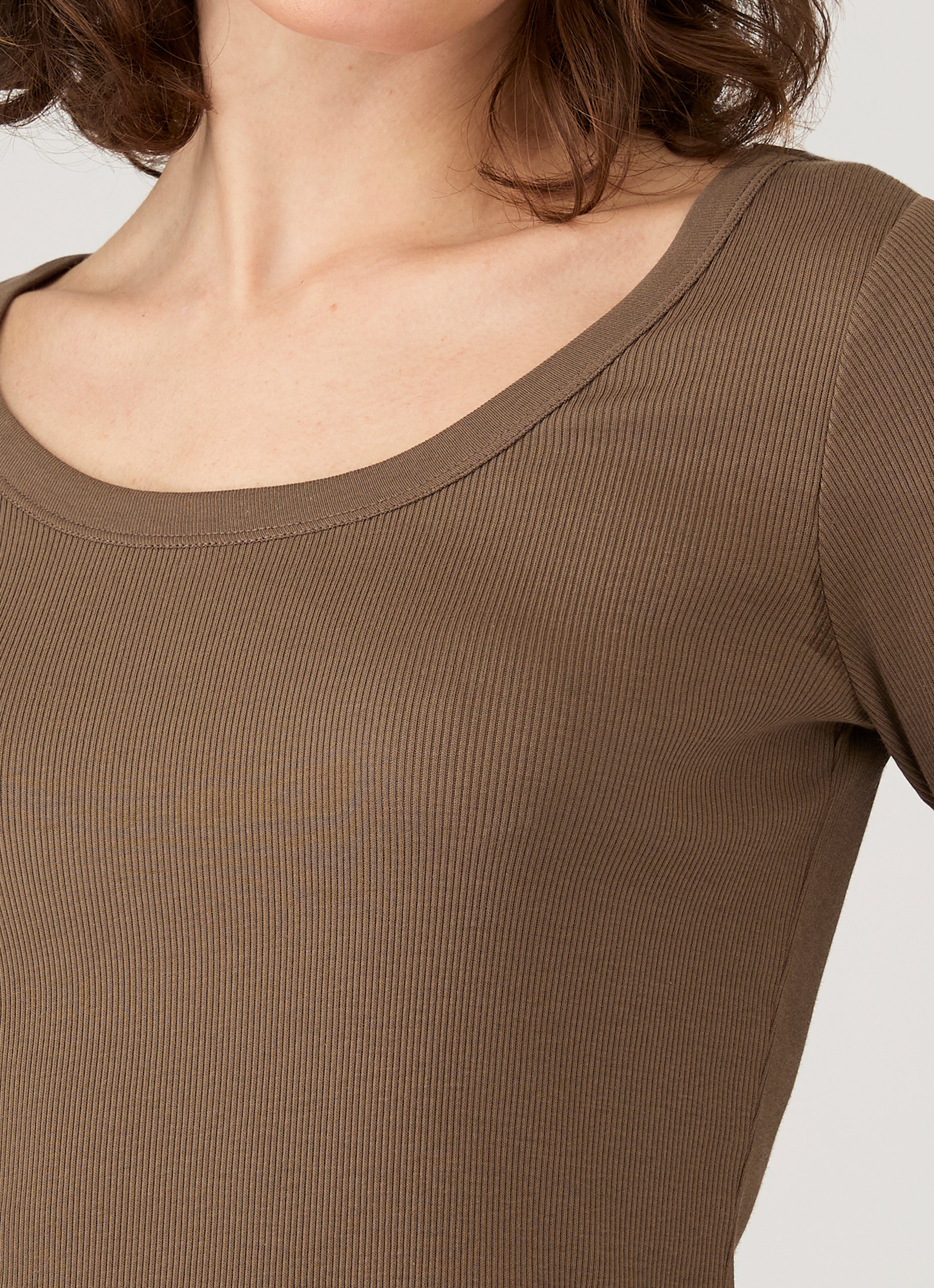 Women's Ribbed Scoop Neck T-shirt in Dark Cedar