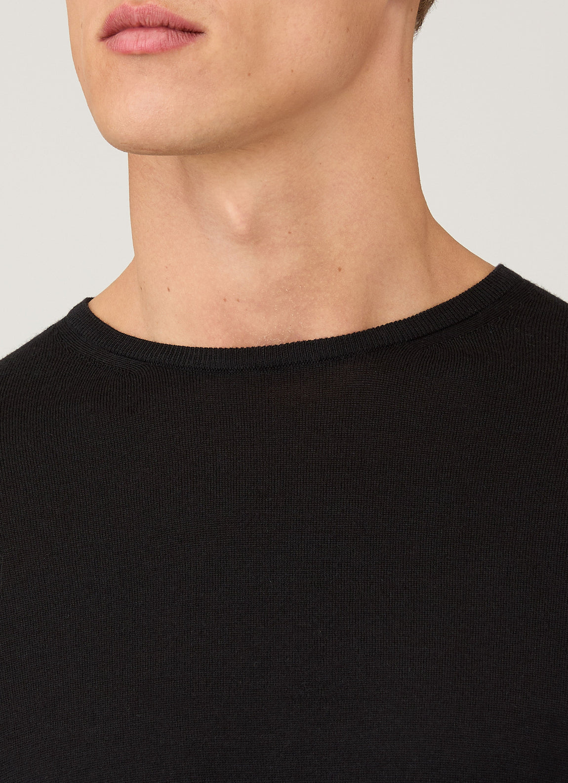 Men's Extra-Fine Merino Crew Neck in Black