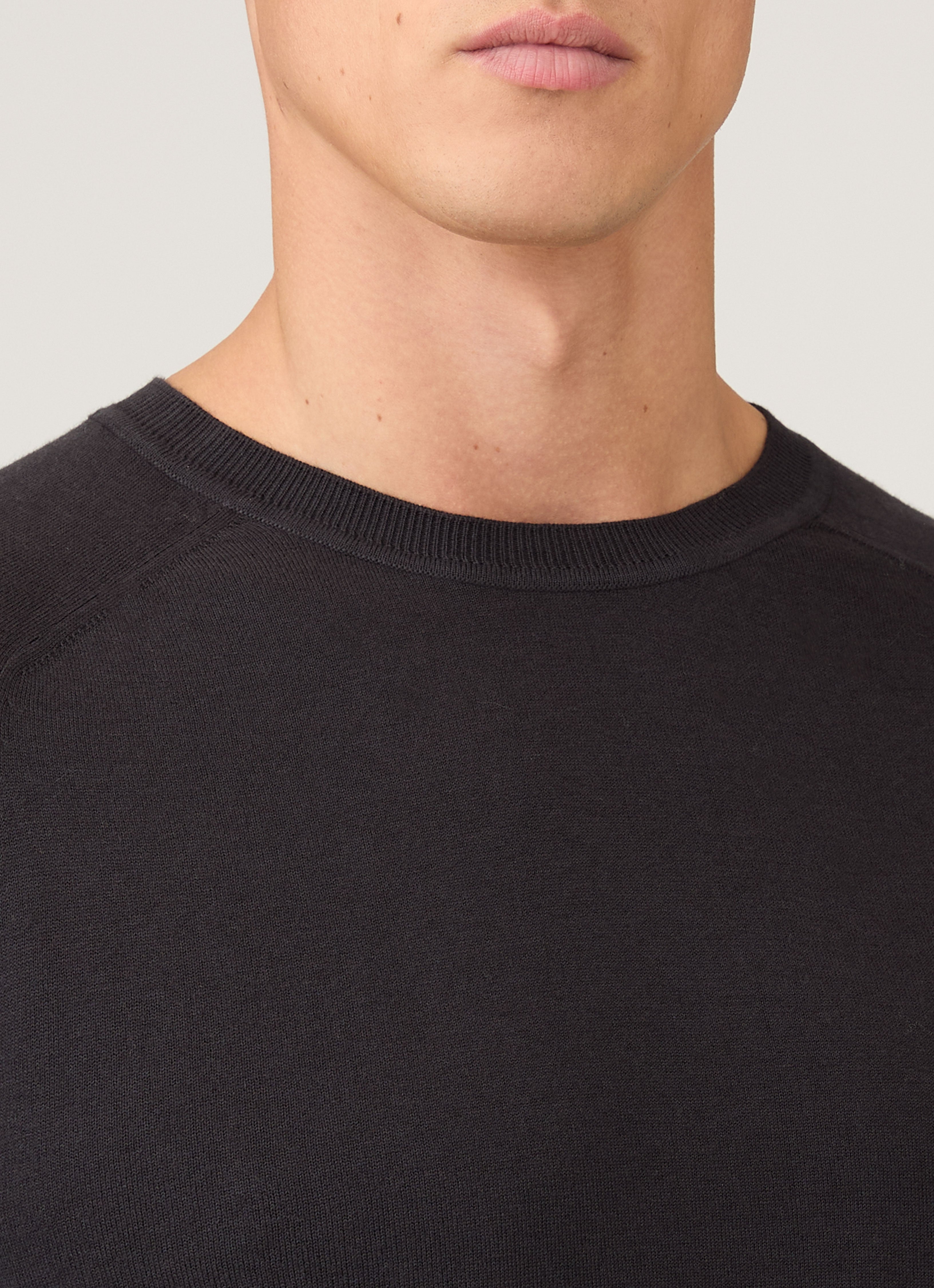 Men's Sea Island Cashmere Crew Neck Jumper in Black | Sunspel