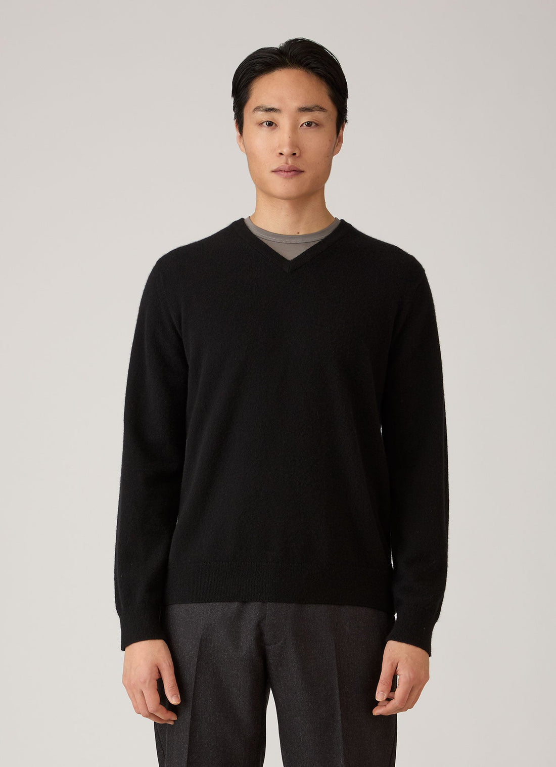 Men's Cashmere V-neck Jumper in Black