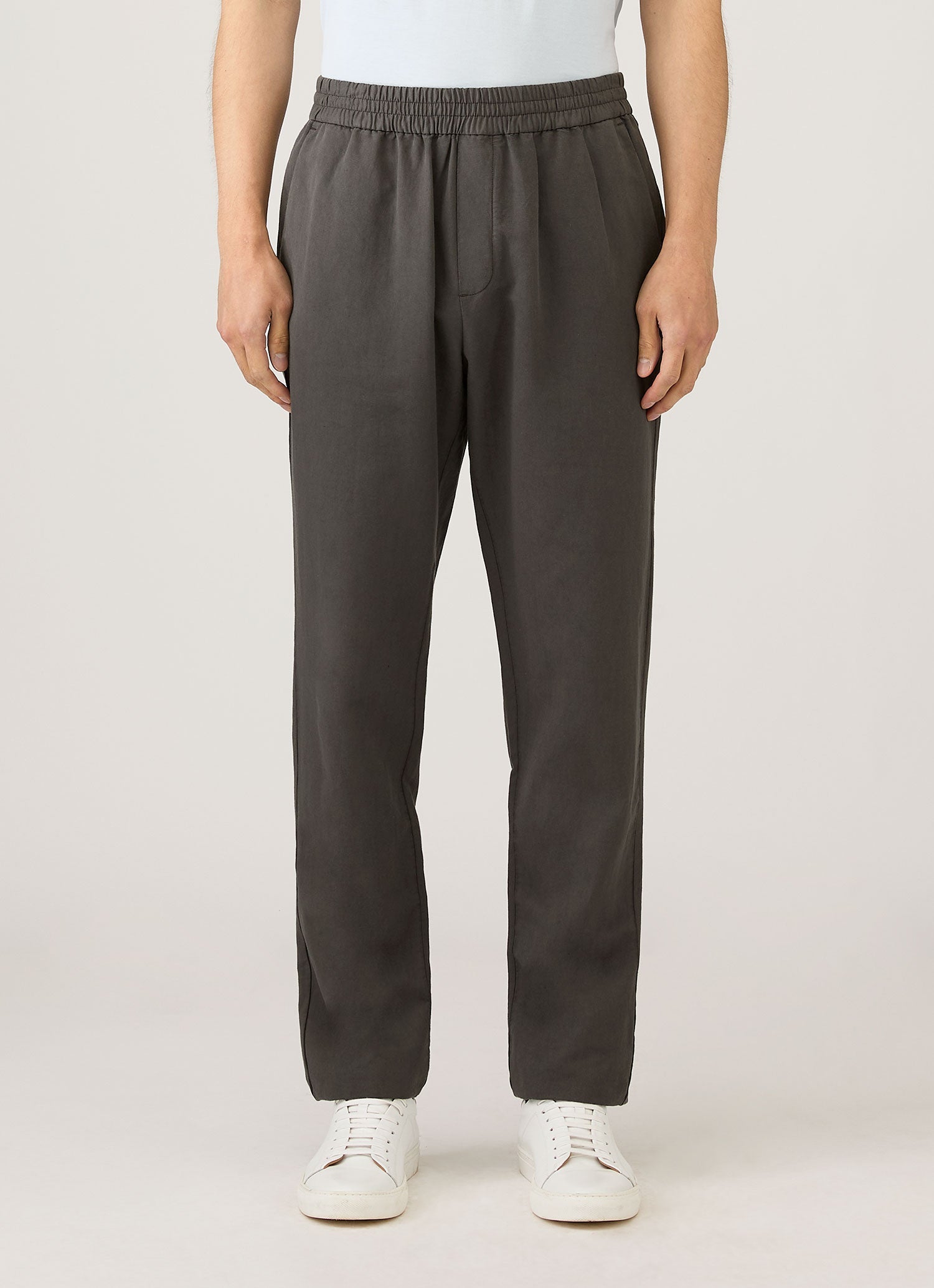 Men's Cotton Linen Drawstring Trouser in Charcoal | Sunspel