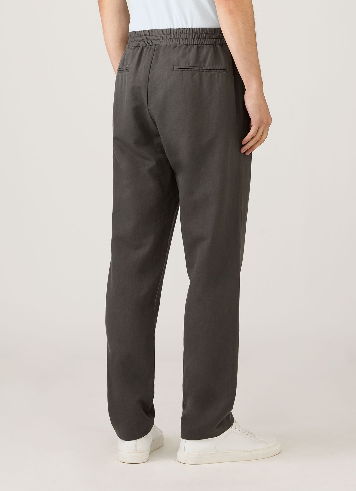 Men's Cotton Linen Drawstring Trouser in Charcoal | Sunspel