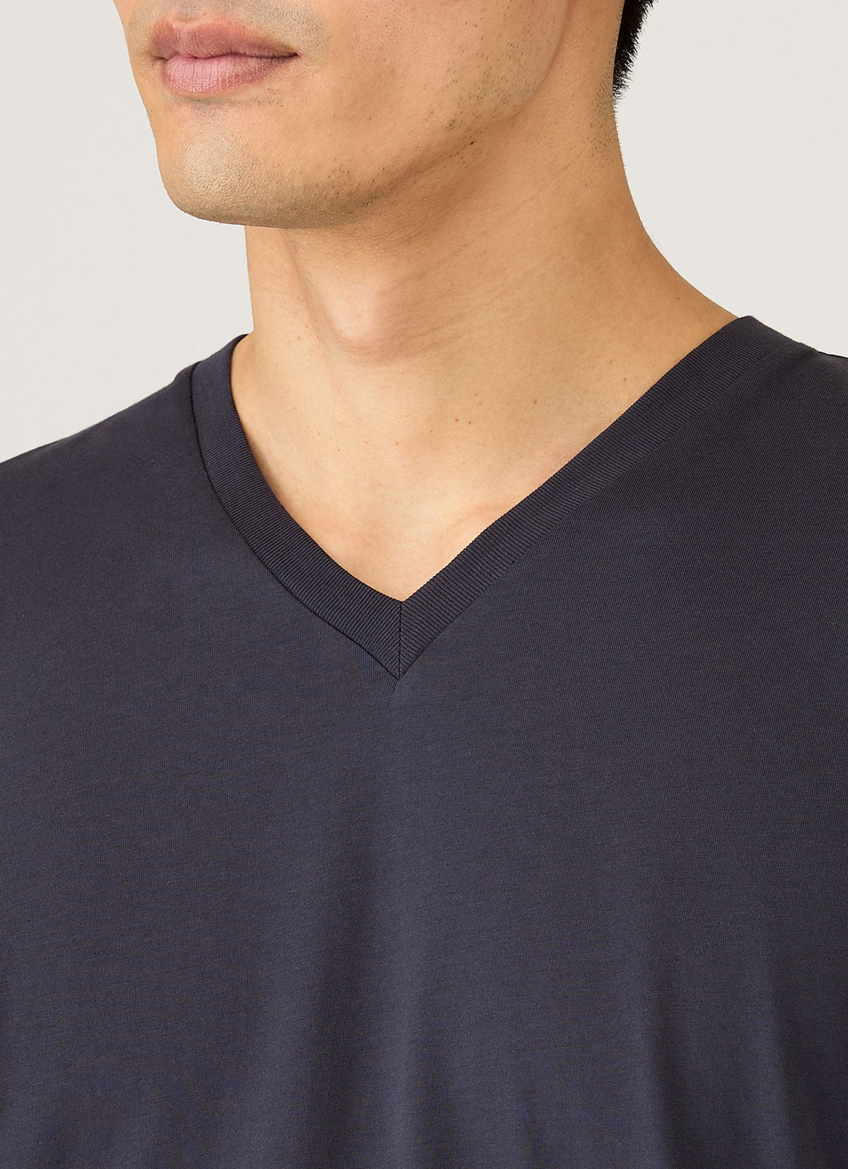 Men's Riviera Midweight V‑neck T‑shirt in Navy