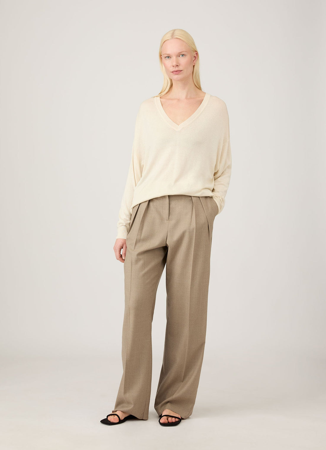 Women's Relaxed Mulberry Silk V-neck Jumper in Ecru