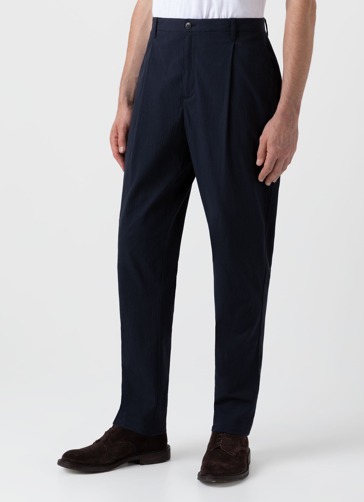 Men's Pleated Seersucker Trouser in Navy | Sunspel