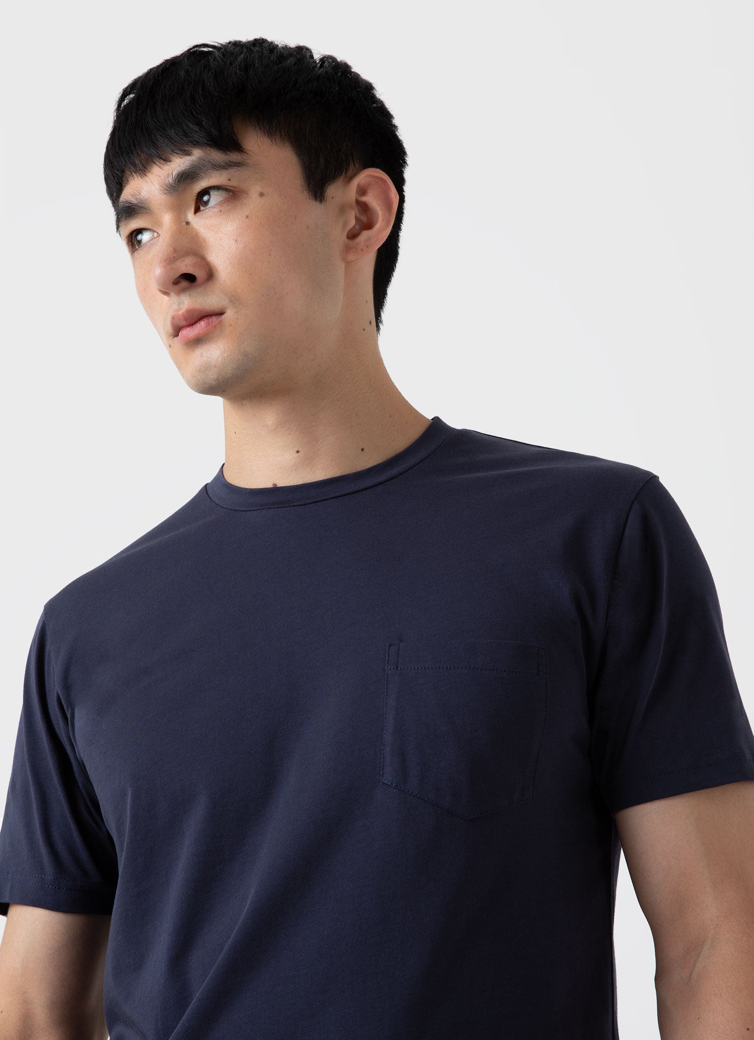Men\'s Riviera Midweight Pocket T-shirt in Navy | Sunspel | V-Shirts